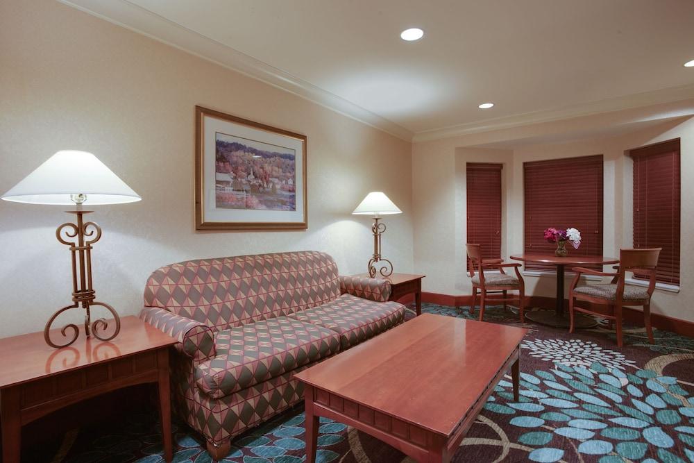 Staybridge Suites Corning By Ihg Екстериор снимка